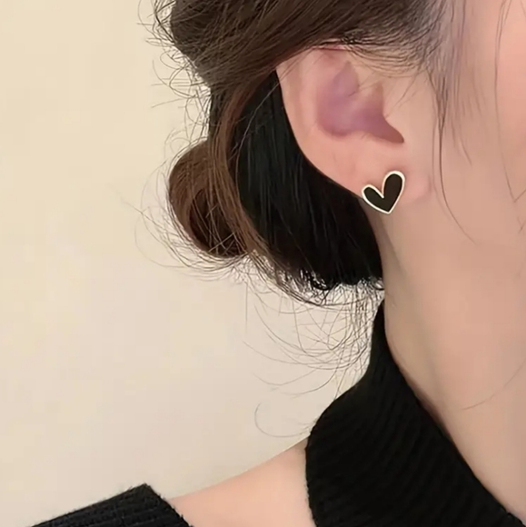 Cute Black Heart Earrings - Picture 3 of 5